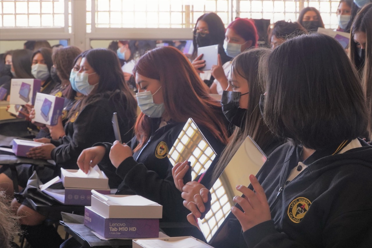 30 Alumnas Del Liceo B-10 Recibieron Tablets Con Las Que Participarán ...